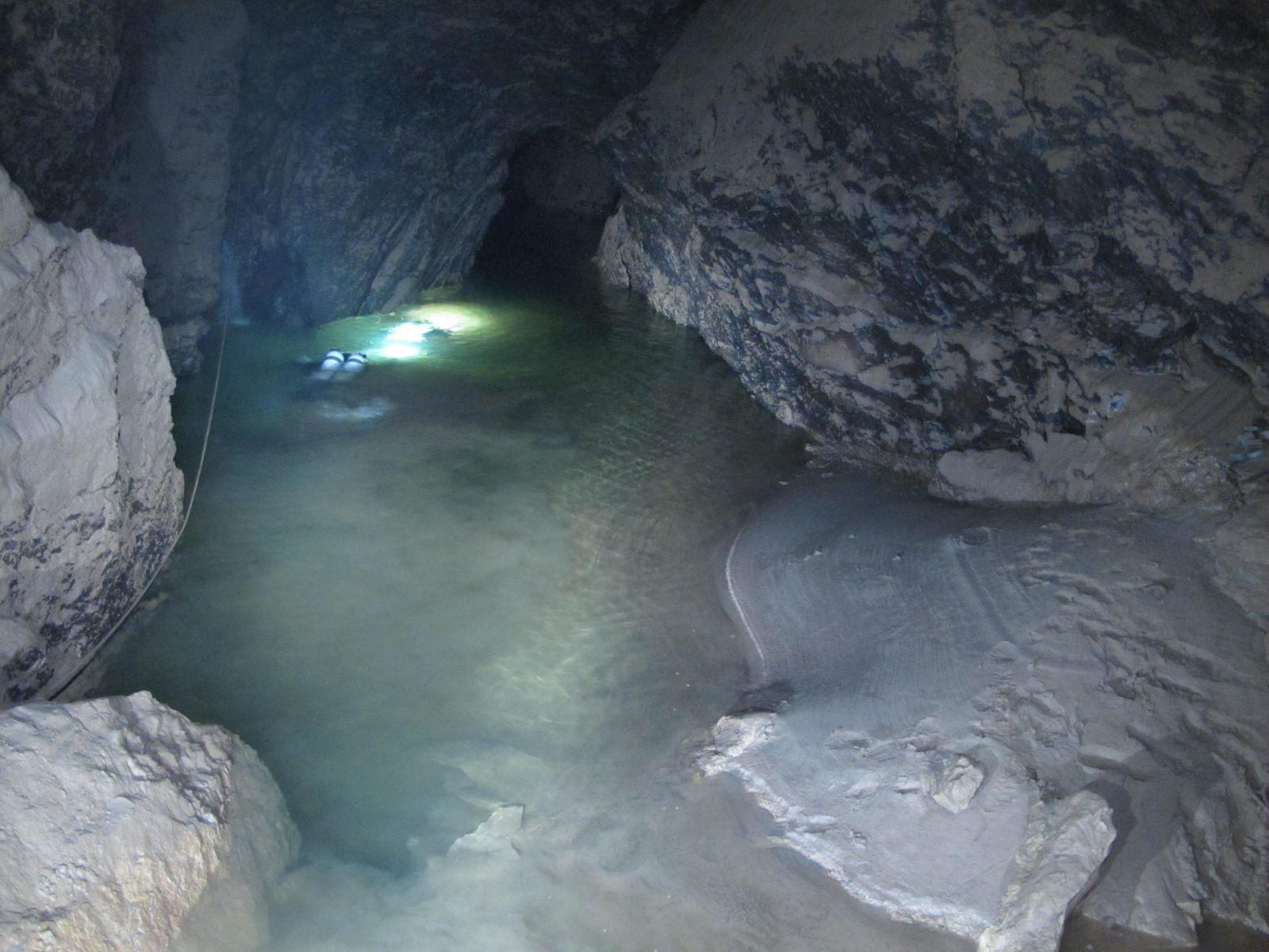 Ulaz u potopljeni kanal na dubini od 1385m Lukina jama Snimio Goran Rnjak